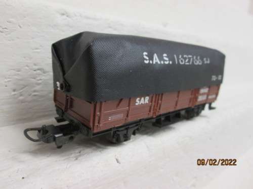 HO SCALE : LIMA : SAR ES WAGON WITH TARP - BOXED
