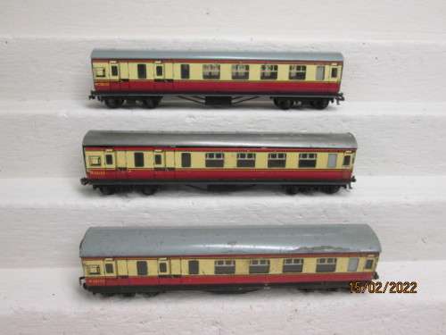 OO SCALE : HORNBY DUBLO COACHES - X3