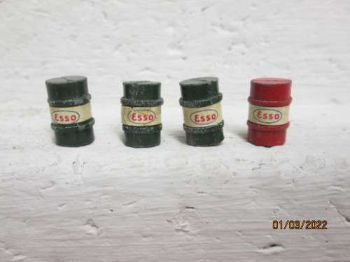 HO / OO SCALE : ESSO 200 LITRE OIL DRUMS - X4