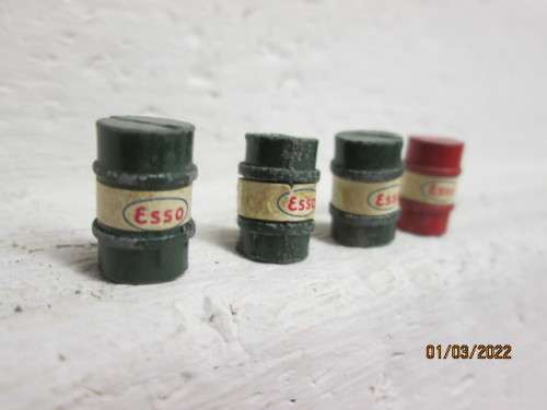 HO / OO SCALE : ESSO 200 LITRE OIL DRUMS - X4