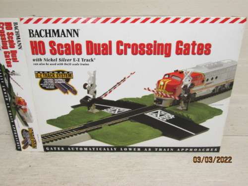HO SCALE : BACHMANN : DUEL CROSSING GATES - BOXED