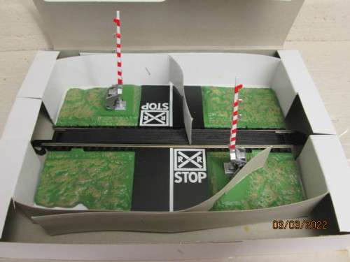 HO SCALE : BACHMANN : DUEL CROSSING GATES - BOXED