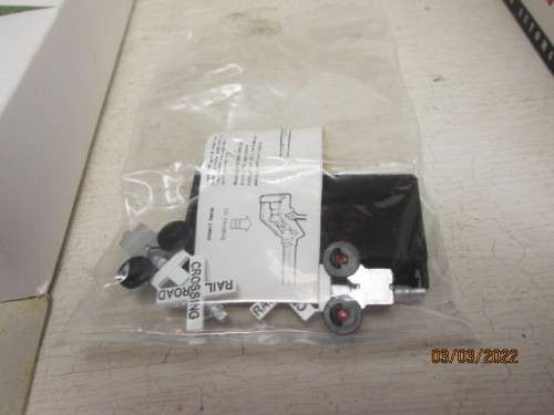 HO SCALE : BACHMANN : DUEL CROSSING GATES - BOXED