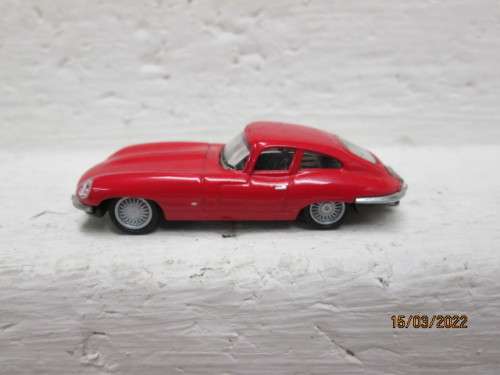 HO SCALE : HIGH SPEED : RED E-TYPE JAG