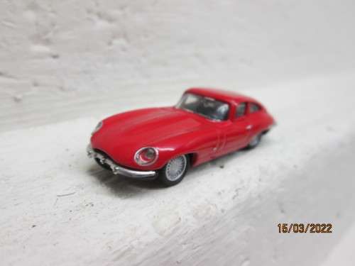 HO SCALE : HIGH SPEED : RED E-TYPE JAG
