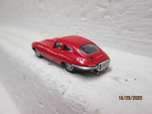HO SCALE : HIGH SPEED : RED E-TYPE JAG