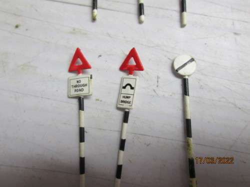 HO SCALE : RAILROAD SIGNS - X9