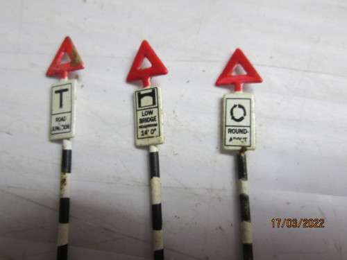 HO SCALE : RAILROAD SIGNS - X9