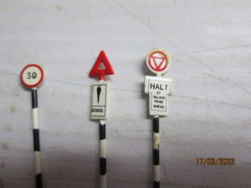 HO SCALE : RAILROAD SIGNS - X9