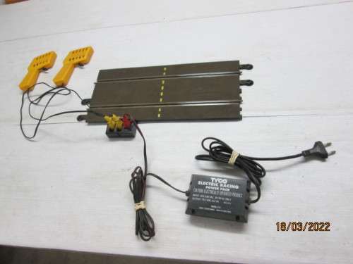 1: 32 SCALE : SCX/TYCO TRACK TRANSFORMER AND CONTROLLERS