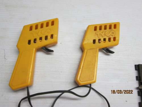 1: 32 SCALE : SCX/TYCO TRACK TRANSFORMER AND CONTROLLERS