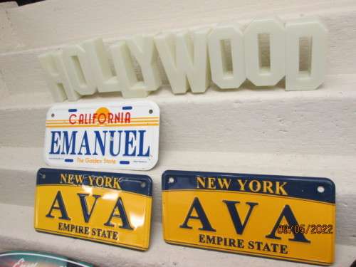LARGE AMOUNT OF AMERICAN MEMORABELIA