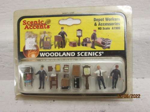 HO SCALE : WOODLANDS SCENICS : DEPOT WORKERS AND ACCESSORIES - BOXED
