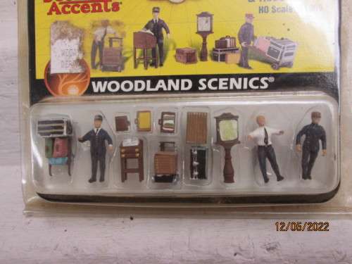 HO SCALE : WOODLANDS SCENICS : DEPOT WORKERS AND ACCESSORIES - BOXED