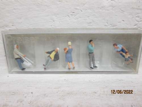 HO SCALE : PREISER : PASSERBY FIGURINES -X6 - BOXED