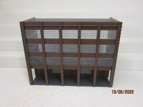 HO SCALE : LARGE TRIPPLE STORY INDUSTRIAL BACK DROP BUILDING