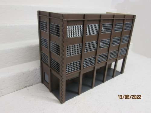 HO SCALE : LARGE TRIPPLE STORY INDUSTRIAL BACK DROP BUILDING