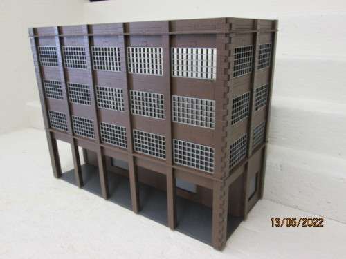 HO SCALE : LARGE TRIPPLE STORY INDUSTRIAL BACK DROP BUILDING