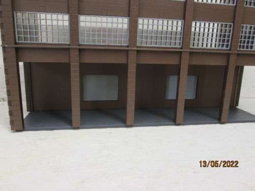 HO SCALE : LARGE TRIPPLE STORY INDUSTRIAL BACK DROP BUILDING