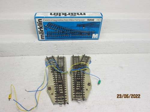HO SCALE : MARKLIN : M-TRACK - LEFT + RIGHT ELEC POINTS - BOXED