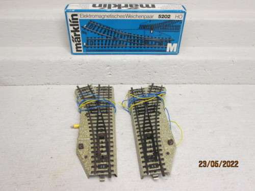 HO SCALE : MARKLIN : M-TRACK - LEFT + RIGHT ELEC POINTS - BOXED