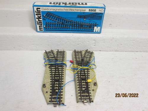 HO SCALE : MARKLIN : M-TRACK - LEFT + RIGHT ELEC POINTS - BOXED