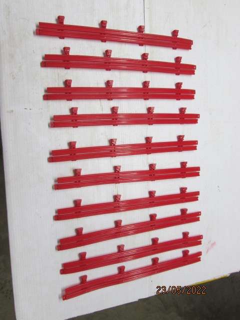 1: 32 SCALE : SCX : RED DOUBLE BARRIER RAILINGS - X10 PIECES