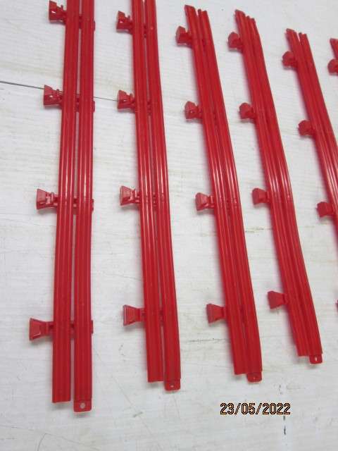 1: 32 SCALE : SCX : RED DOUBLE BARRIER RAILINGS - X10 PIECES