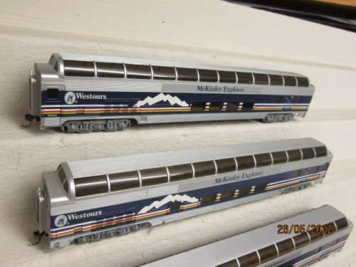 HO SCALE : BACHMANN : McKINLEY EXPLORER DOUBLE DEKKER COACHES - X4