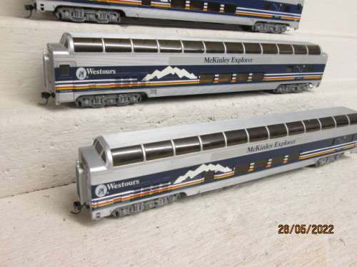 HO SCALE : BACHMANN : McKINLEY EXPLORER DOUBLE DEKKER COACHES - X4