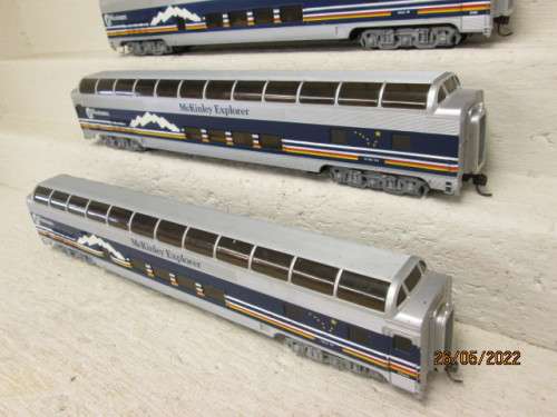 HO SCALE : BACHMANN : McKINLEY EXPLORER DOUBLE DEKKER COACHES - X4