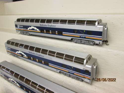HO SCALE : BACHMANN : McKINLEY EXPLORER DOUBLE DEKKER COACHES - X4