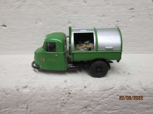 OO SCALE : OXFORD : GREEN CORPORATION THREE WHEELER RUBBISH TRUCK