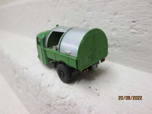 OO SCALE : OXFORD : GREEN CORPORATION THREE WHEELER RUBBISH TRUCK