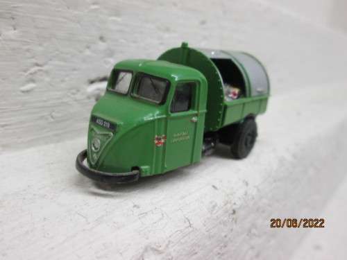 OO SCALE : OXFORD : GREEN CORPORATION THREE WHEELER RUBBISH TRUCK