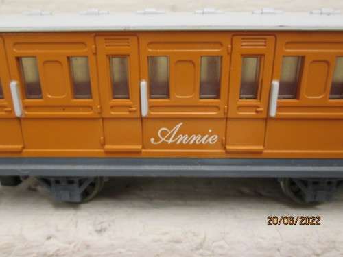 OO SCALE : BACHMANN : X2 COACHES - PART OF THOMAS COLLECTION