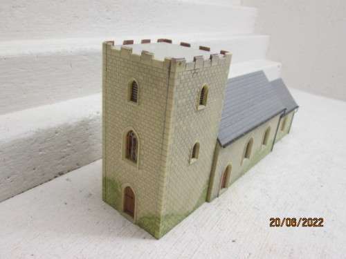 OO SCALE : LARGE CASTLE TYPE CHURCH BUILDING