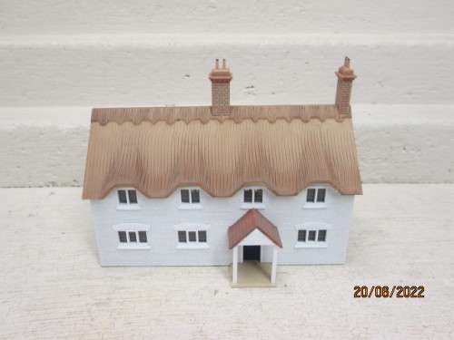 OO SCALE : LARGE DOUBLE STORY THATCH ROOF BUILDING