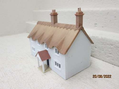 OO SCALE : LARGE DOUBLE STORY THATCH ROOF BUILDING