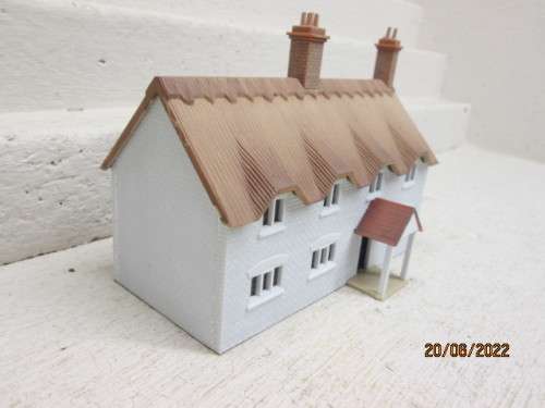 OO SCALE : LARGE DOUBLE STORY THATCH ROOF BUILDING
