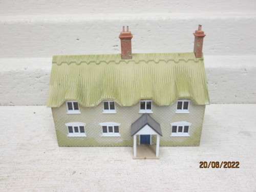 OO SCALE : LARGE DOUBLE STORY THATCH ROOF BUILDING
