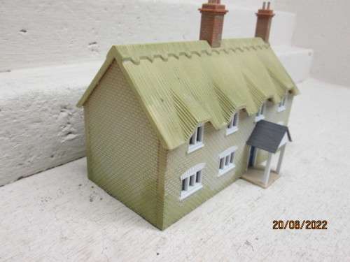 OO SCALE : LARGE DOUBLE STORY THATCH ROOF BUILDING