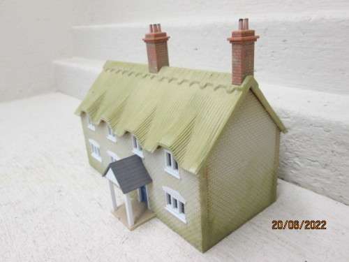 OO SCALE : LARGE DOUBLE STORY THATCH ROOF BUILDING