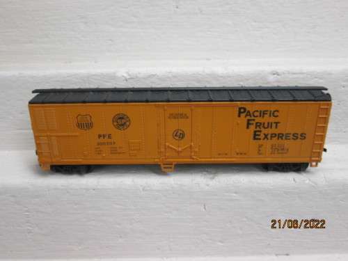 HO SCALE : LIMA : PACIFIC FRUIT EXPRESS BOX CAR
