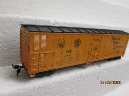 HO SCALE : LIMA : PACIFIC FRUIT EXPRESS BOX CAR
