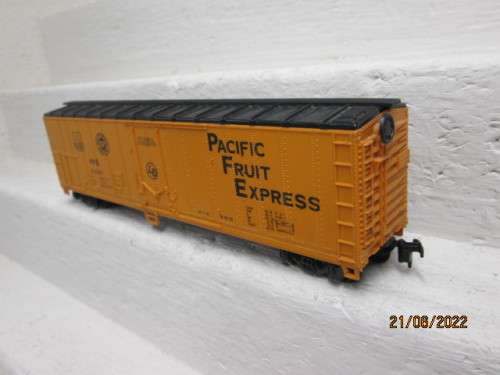 HO SCALE : LIMA : PACIFIC FRUIT EXPRESS BOX CAR