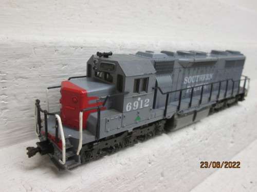 HO SCALE : ATLAS : SOUTHERN PACIFIC SD35 DIESEL LOCOMOTIVE