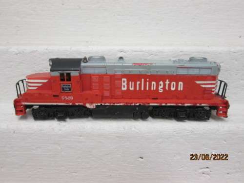 HO SCALE : WALTHERS : BURLINGTON GP20 DIESEL LOCOMOTIVE - BOXED