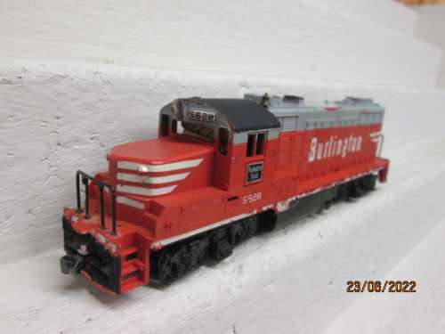 HO SCALE : WALTHERS : BURLINGTON GP20 DIESEL LOCOMOTIVE - BOXED