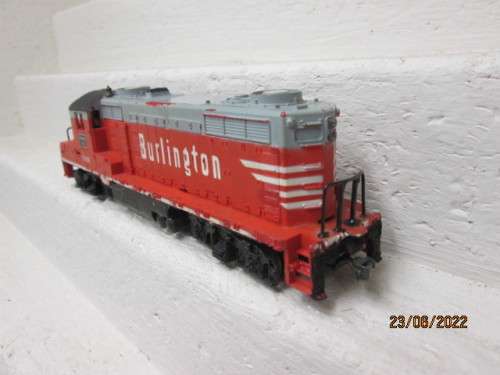 HO SCALE : WALTHERS : BURLINGTON GP20 DIESEL LOCOMOTIVE - BOXED